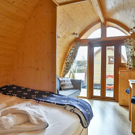 Hausboot Stoertebecker Hotel na wodzie